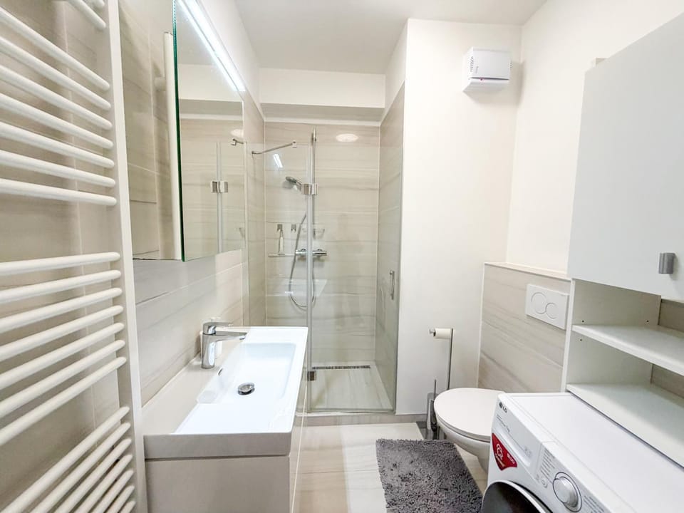 Shower, Toilet, Bathroom, towels