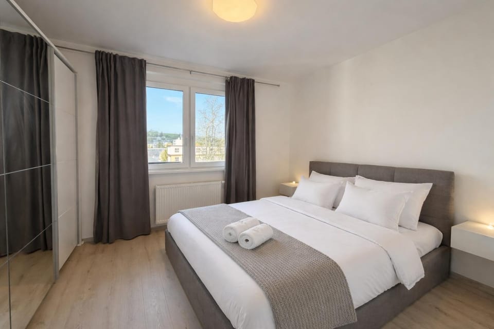 Bed, Photo of the whole room, Bedroom, towels