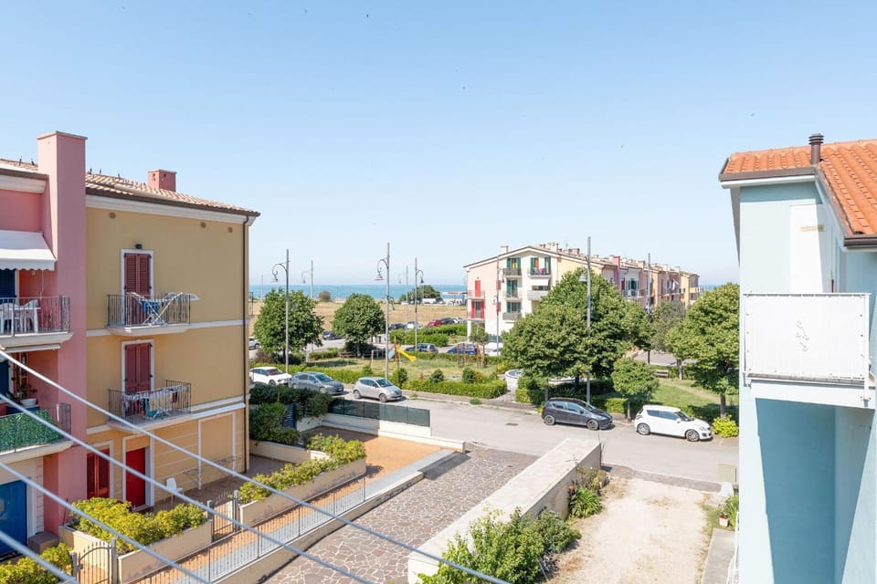 Property building, Day, Neighbourhood, Natural landscape, View (from property/room), City view, Sea view, Street view, Location, Parking