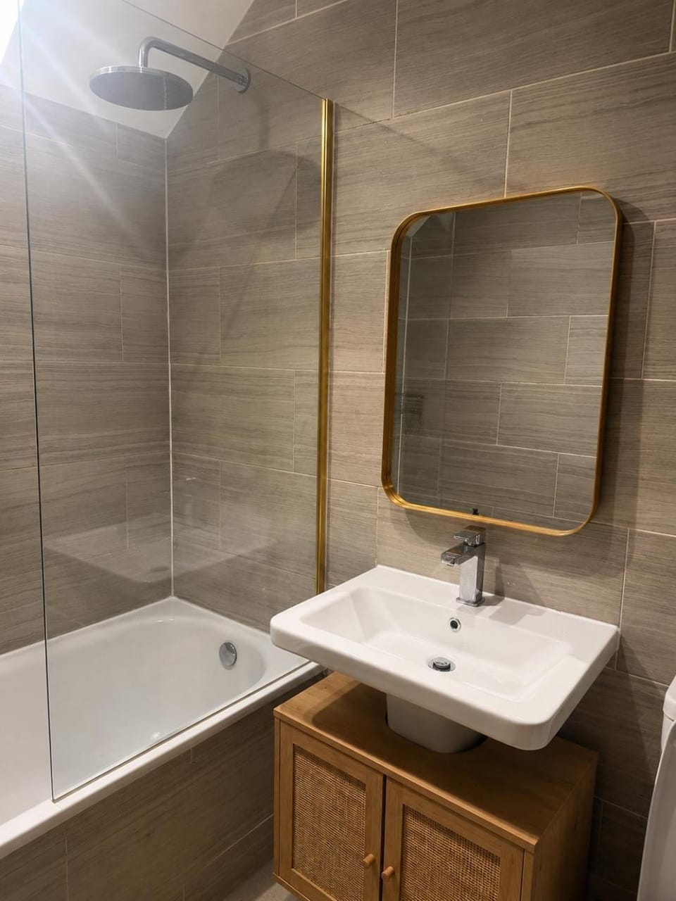 Modern Gated House and Secure Parking & Patio House in Croydon