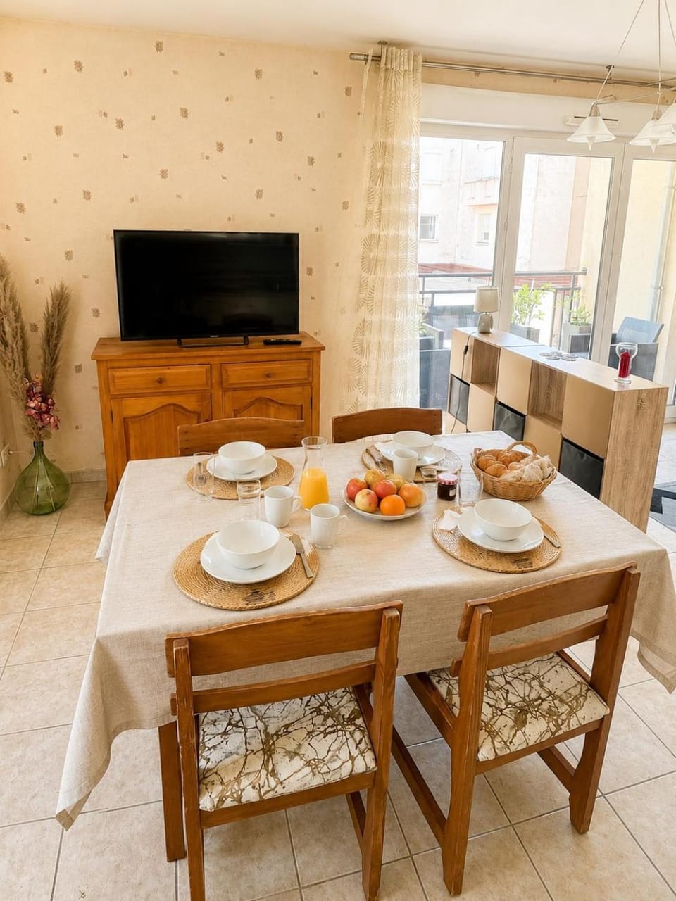 Coffee/tea facilities, Living room, Dining area, Food, Meals