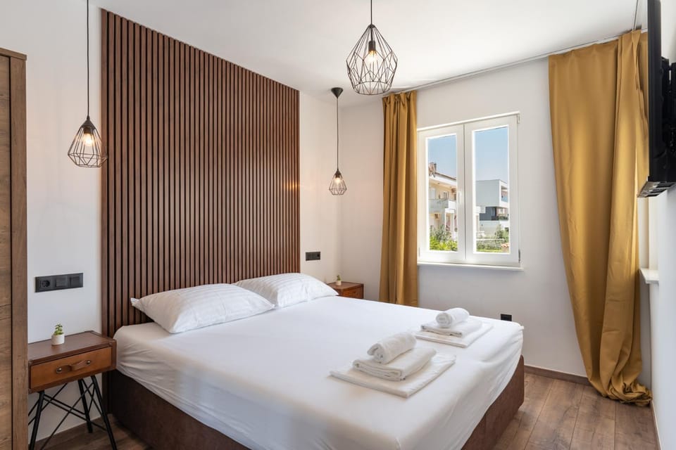 Bed, TV and multimedia, Photo of the whole room, Bedroom, towels