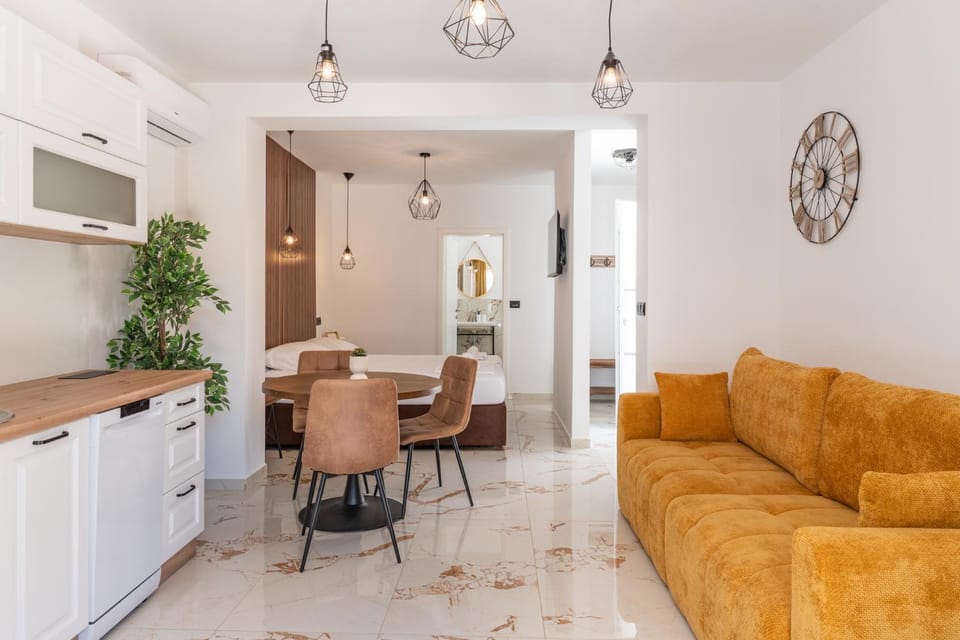 Kitchen or kitchenette, Living room, Seating area, Dining area