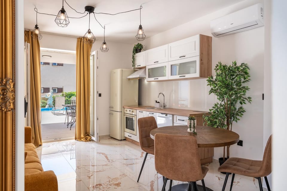Kitchen or kitchenette, Living room, Seating area, Dining area