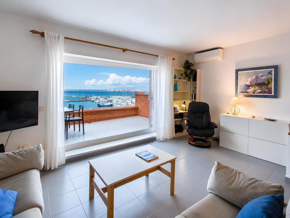 View (from property/room), Balcony/Terrace, City view, Sea view