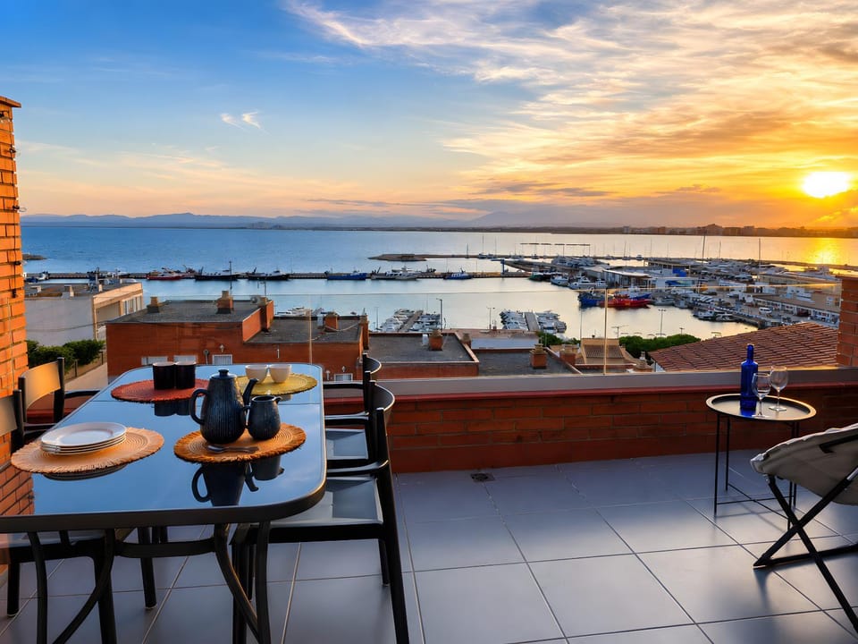 View (from property/room), Balcony/Terrace, City view, Sea view