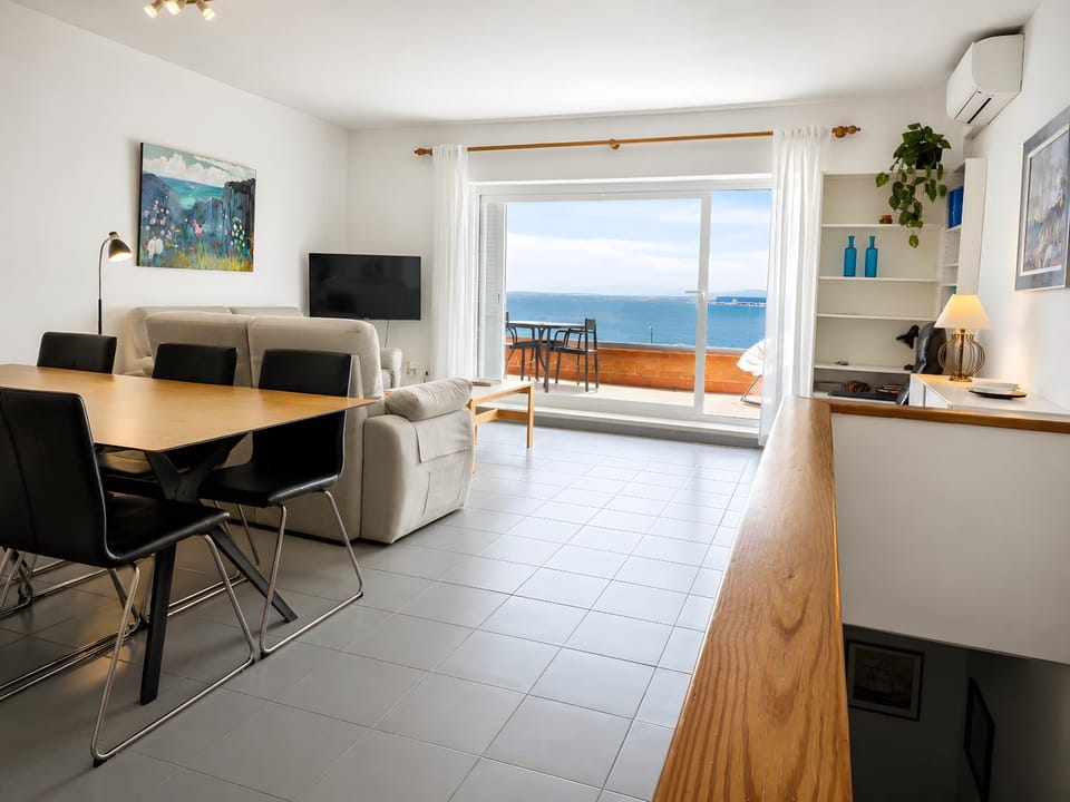 Communal lounge/ TV room, TV and multimedia, Sea view