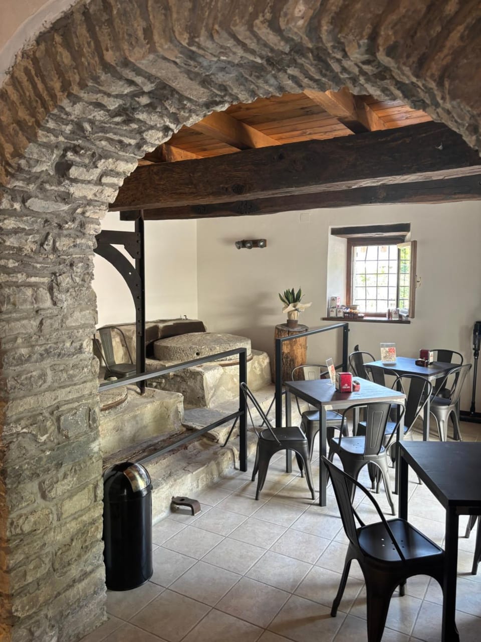 Lounge or bar, Internal: Not applicable to any particular room