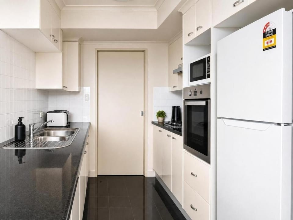 Kitchen or kitchenette, dishwasher, minibar, oven, stove, toaster
