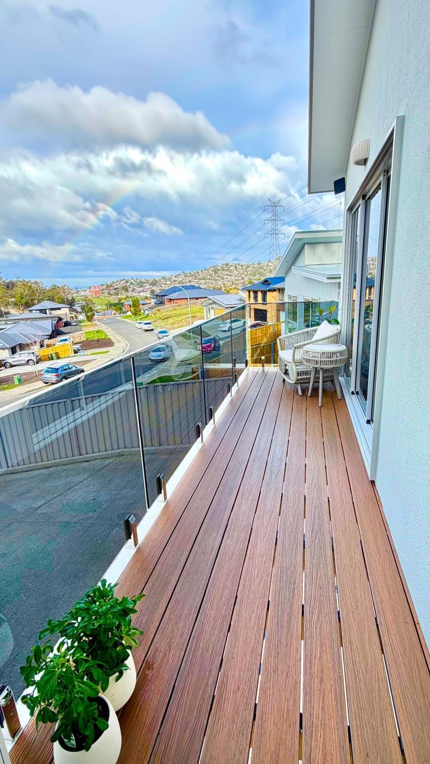 Luxury Lenah Valley Retreat, Minutes to MONA & CBD Villa in Glenorchy