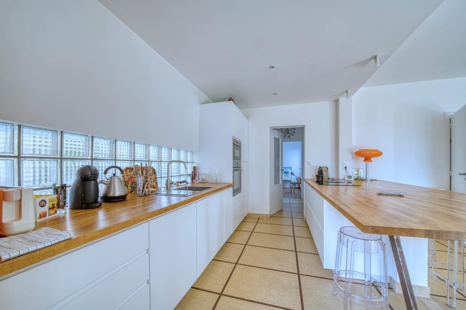 Coffee/tea facilities, Kitchen or kitchenette, Dining area, oven, stove