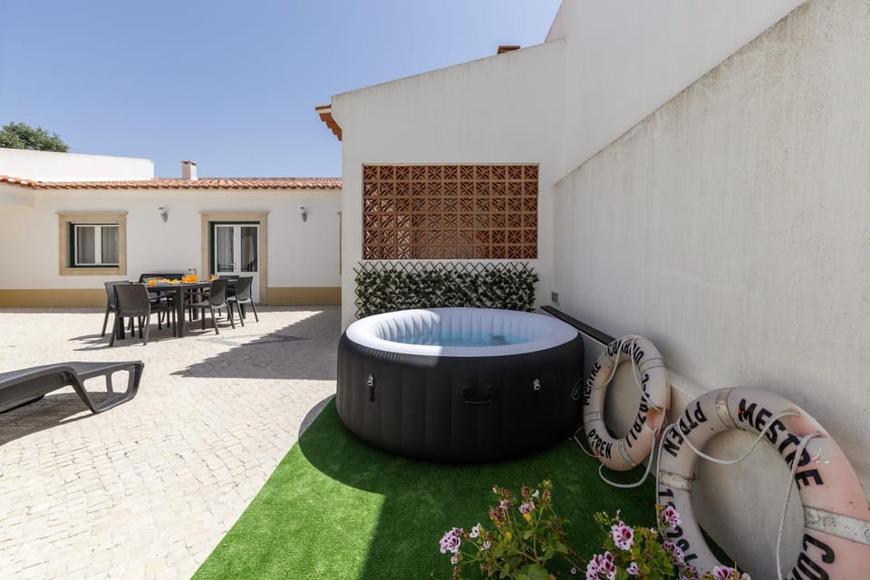 Patio, Hot Tub, Dining area, sunbed