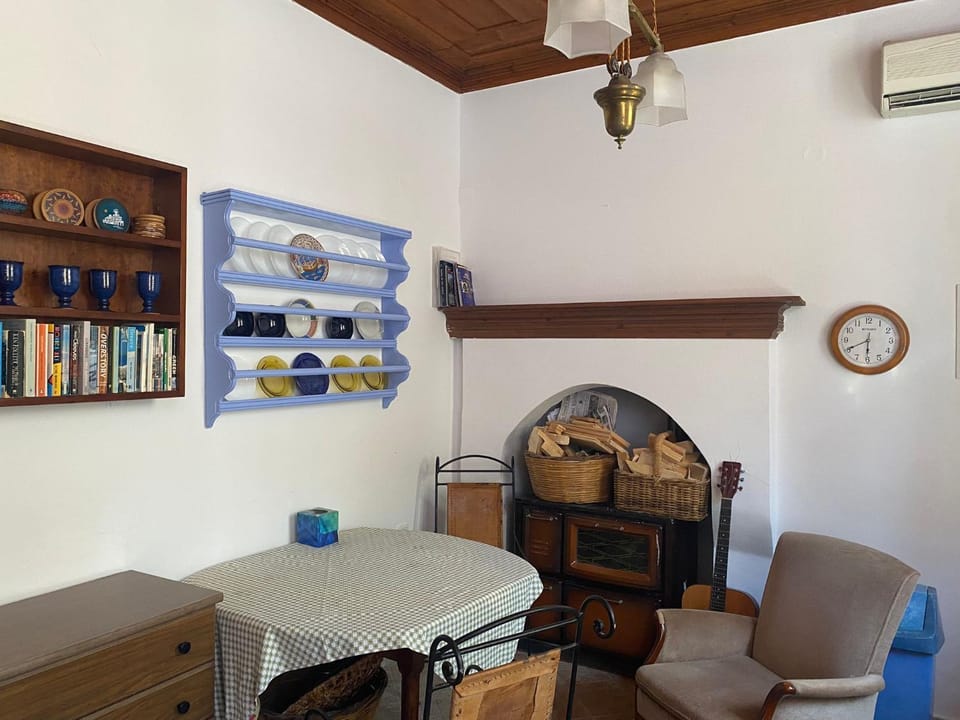Seating area, Dining area, fireplace