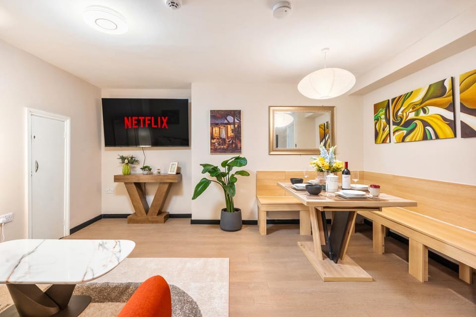 TV and multimedia, Living room, Seating area, Dining area