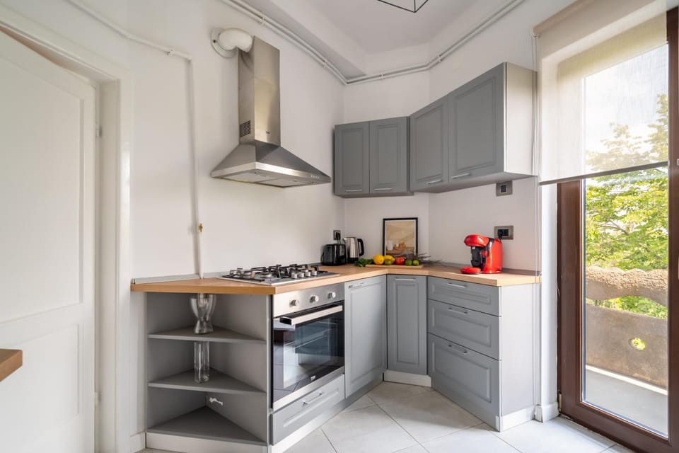 Coffee/tea facilities, Kitchen or kitchenette, dishwasher, oven, stove