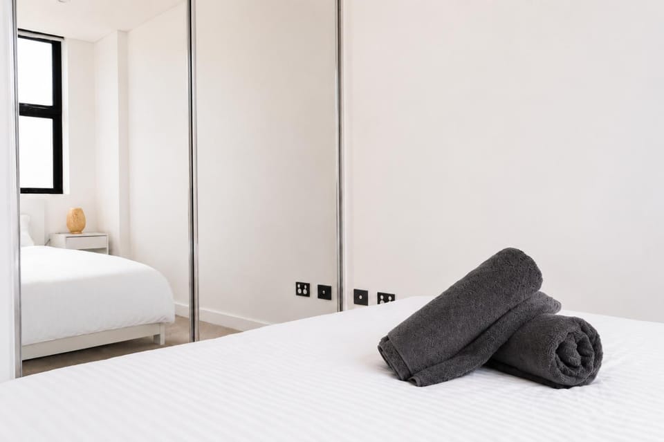 Bed, Bedroom, towels