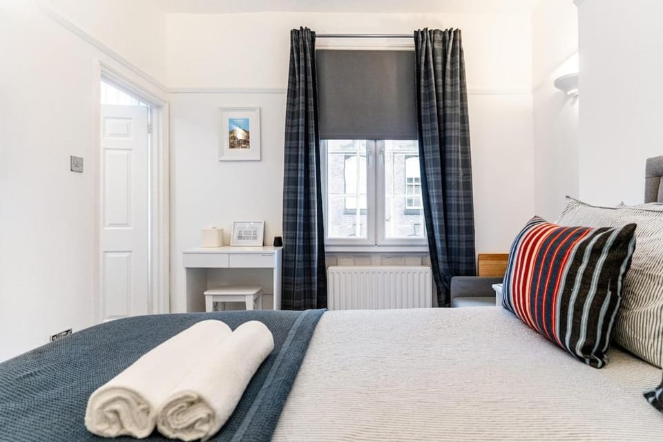 Garrick Suite Lichfield - New With Gated Parking Apartment in Lichfield