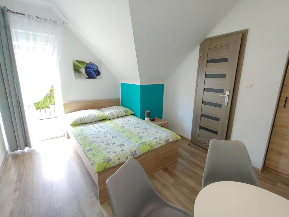 Bed, Photo of the whole room, Seating area, Bedroom