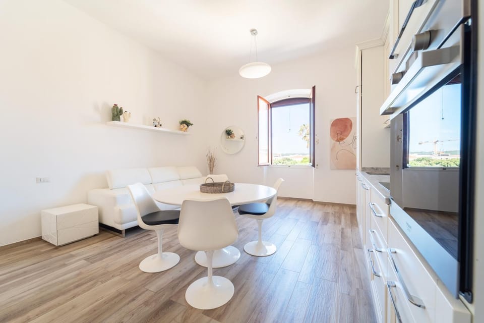 Kitchen or kitchenette, Living room, Seating area, oven, kitchen