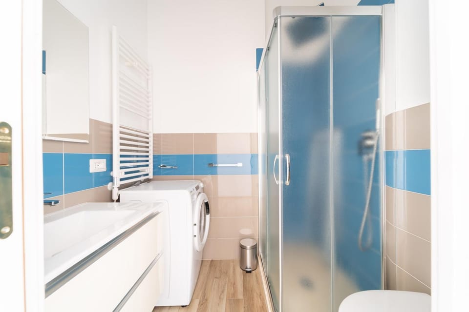 Shower, Bathroom, towels, washing machine