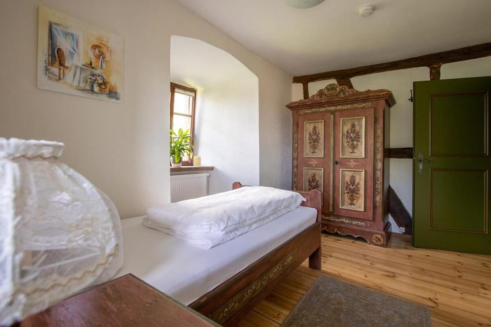 Burgzimmer 4 mit bequemem Bett - bei Heidelberg Apartment in Wiesloch