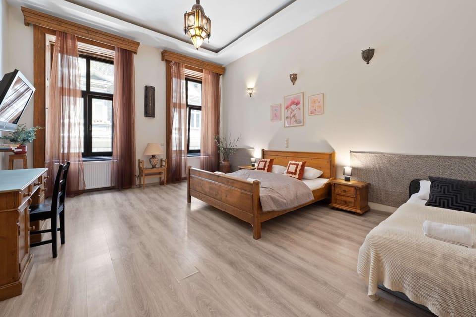 Bed, TV and multimedia, Bedroom