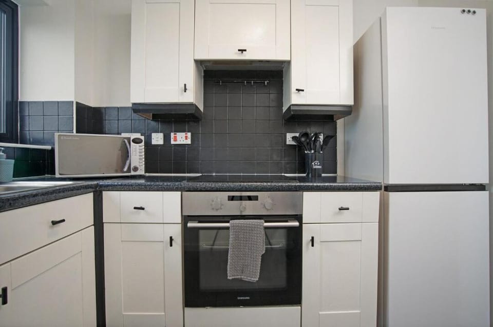 Stylish 2BR Flat Sleeps 4 with Parking Kinning Park Apartment in Glasgow