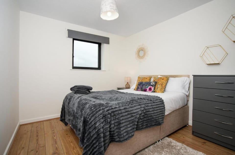 Stylish 2BR Flat Sleeps 4 with Parking Kinning Park Apartment in Glasgow