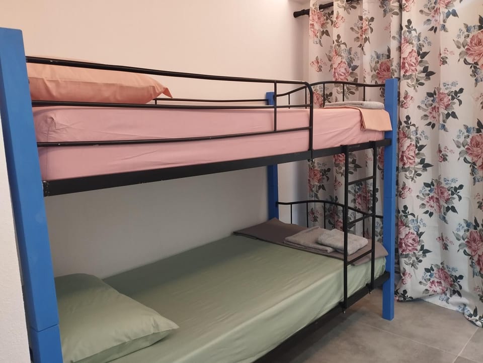 Bedroom, bunk bed
