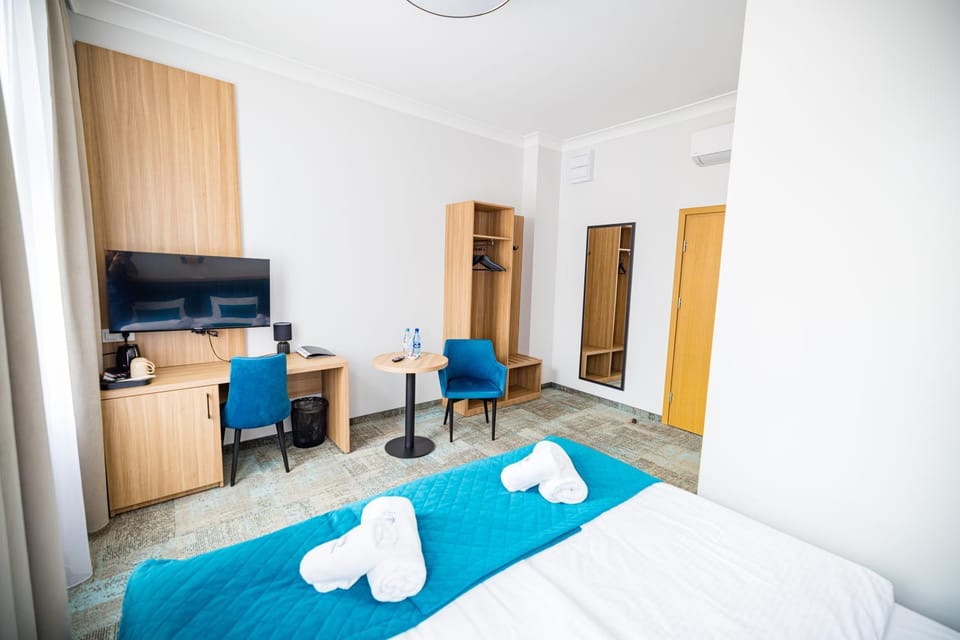 Bed, TV and multimedia, Photo of the whole room, wardrobe, air conditioner