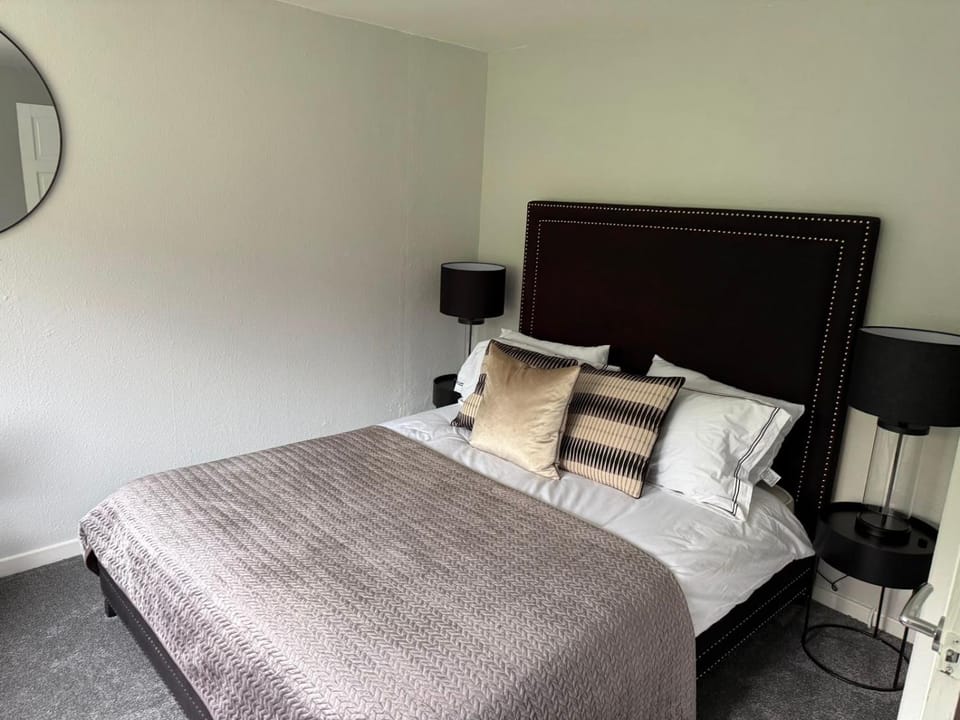 Stylish 2BR Flat Free Parking Southside Glasgow Apartment in Glasgow
