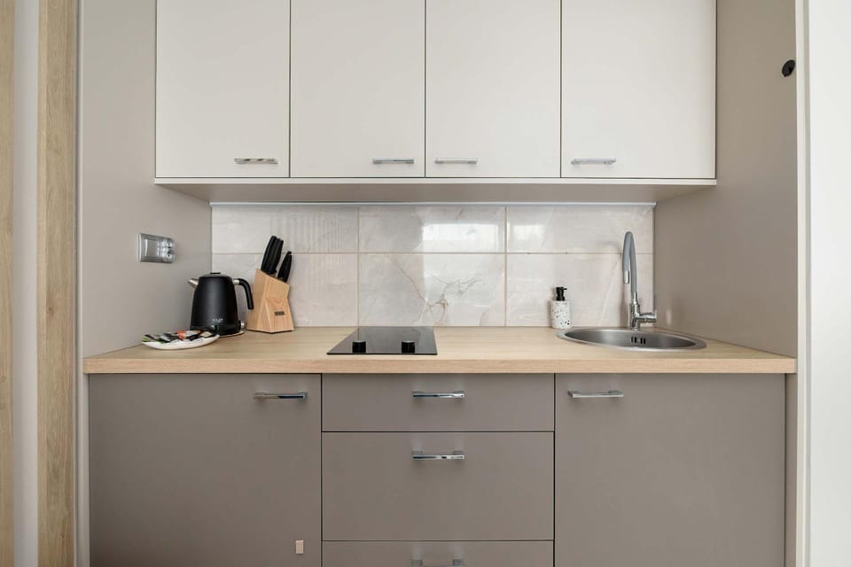 Coffee/tea facilities, Kitchen or kitchenette, stove