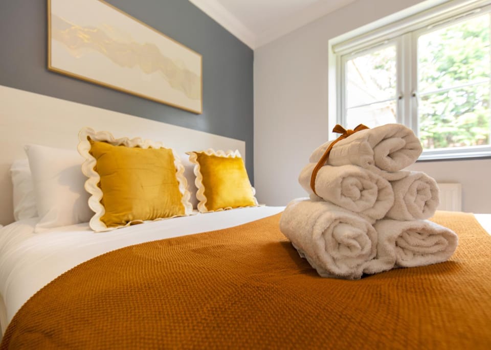 Bed, Photo of the whole room, Bedroom, towels