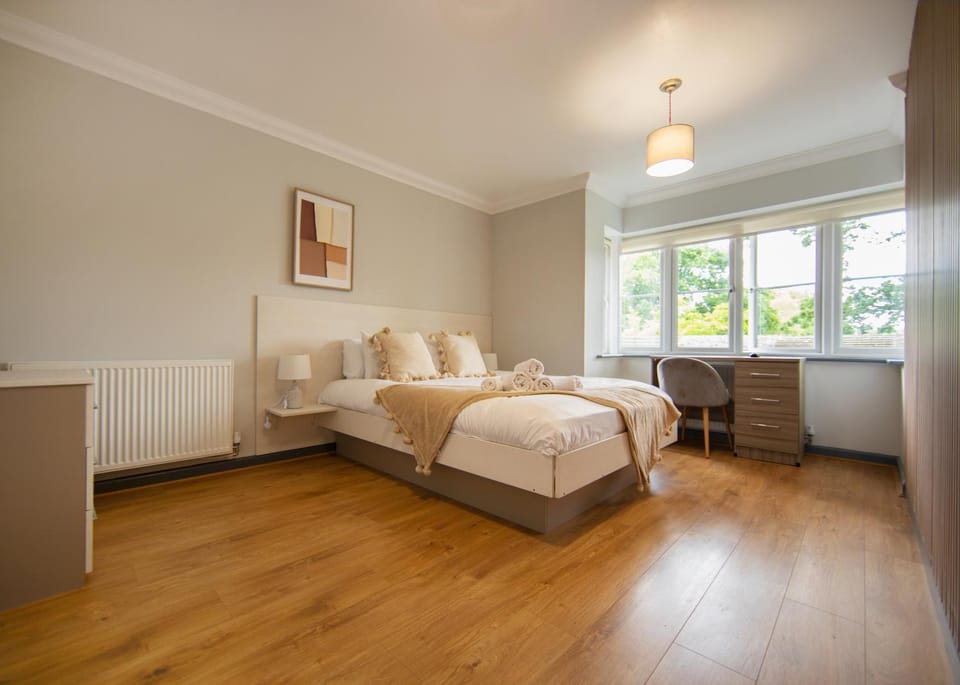 Bed, Photo of the whole room, Bedroom, towels