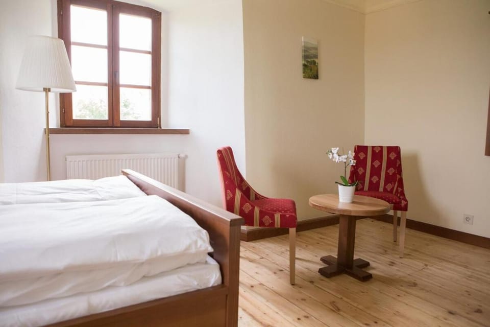 Burgzimmer 6 nähe Sinsheim - ruhiger Platz im Grünen Apartment in Wiesloch