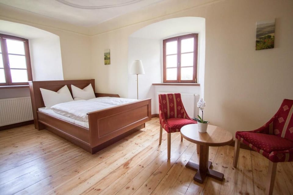 Burgzimmer 6 nähe Sinsheim - ruhiger Platz im Grünen Apartment in Wiesloch