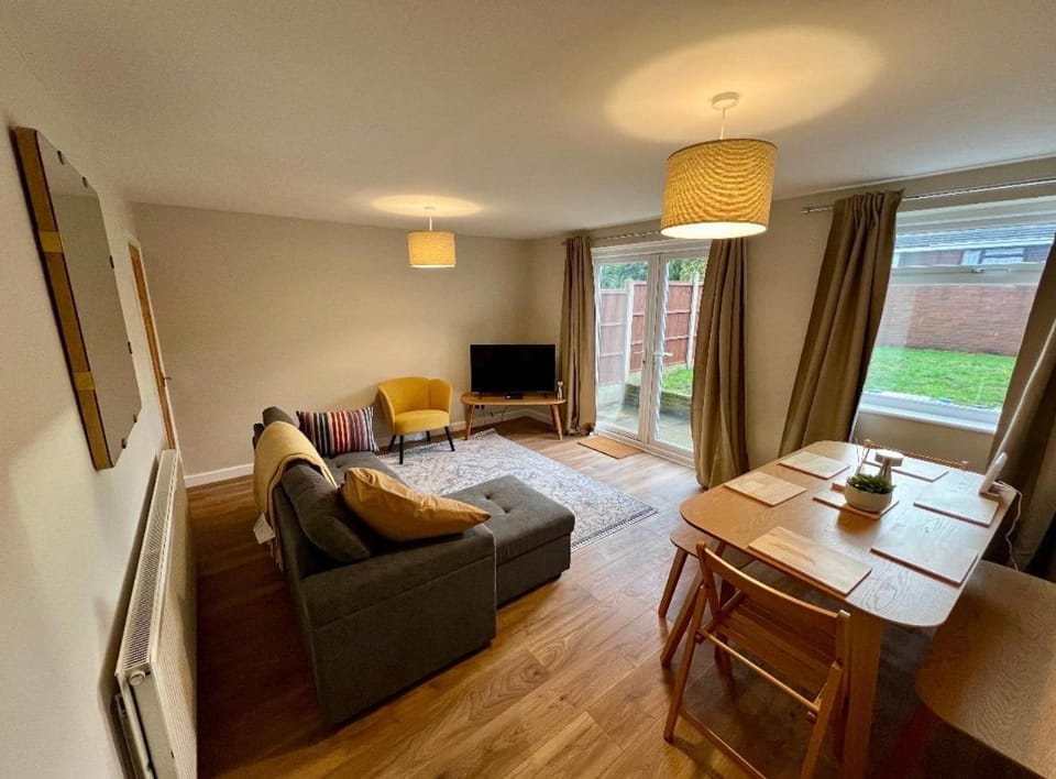 Cathedral House Lichfield - Sleeps 8 With Parking for 3 Cars House in Lichfield