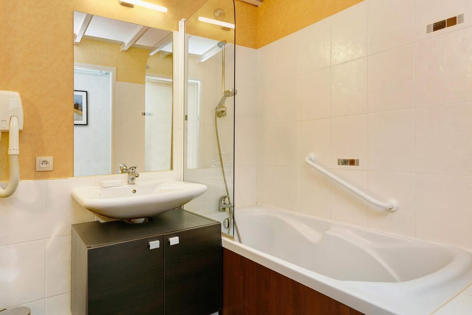 Bathroom, Living room