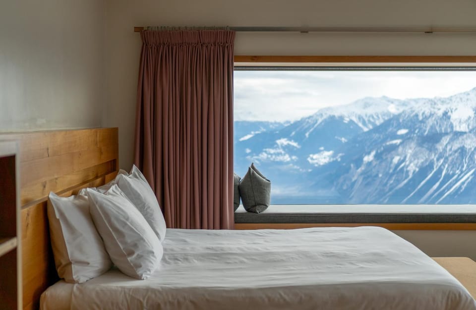 Bed, Natural landscape, Photo of the whole room, Bedroom, Mountain view