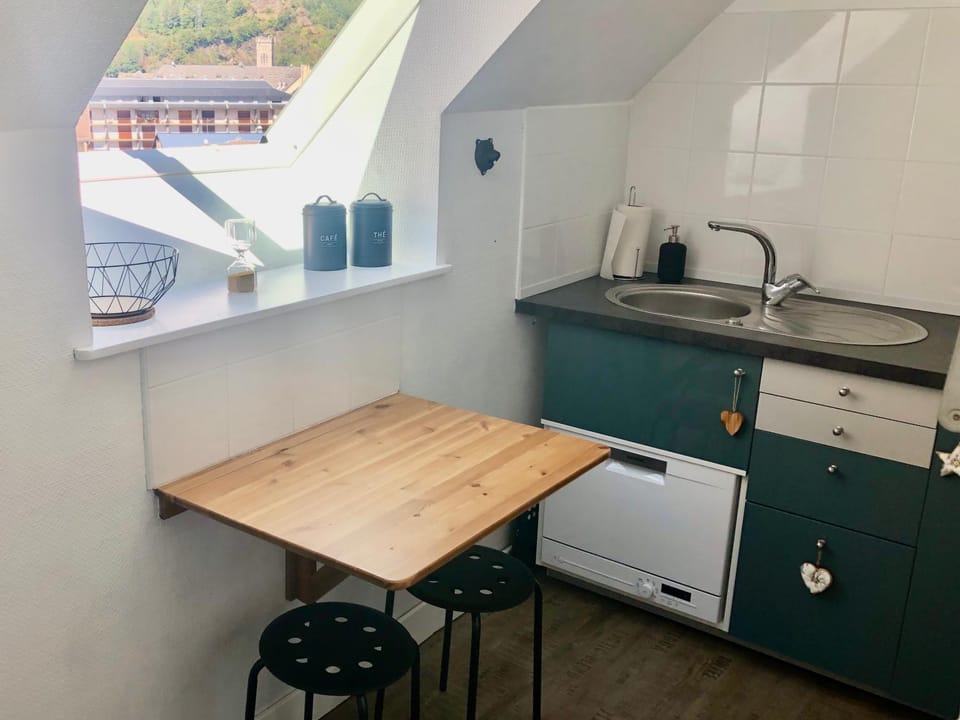 Kitchen or kitchenette, Dining area