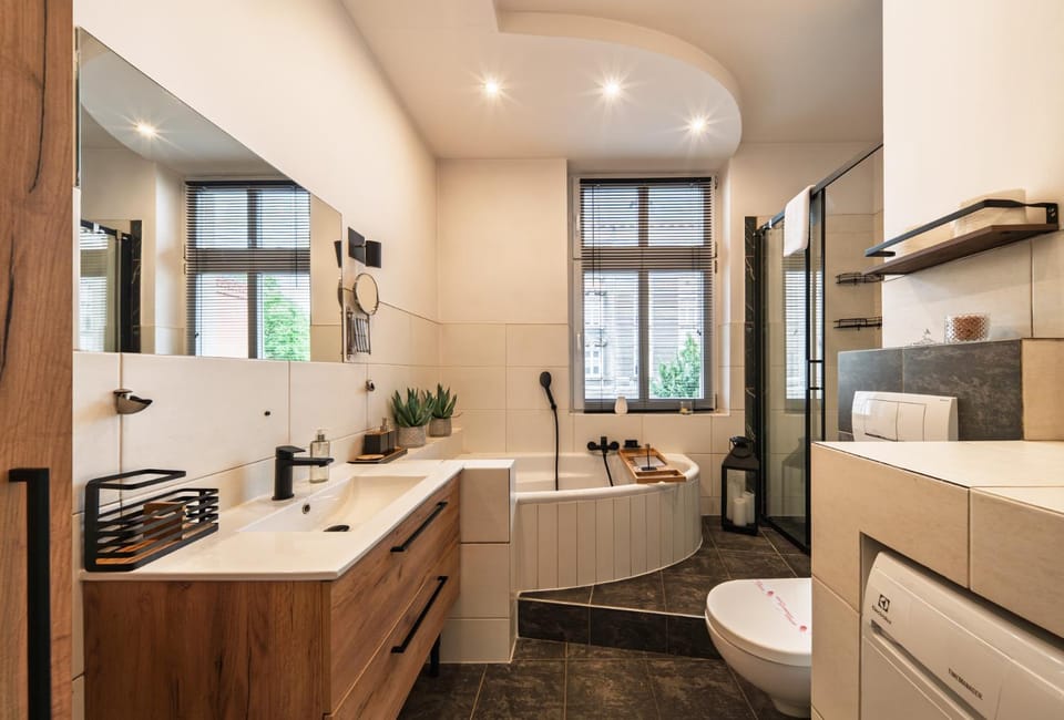 Shower, Toilet, Bathroom, Bath