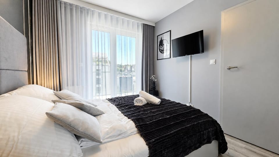 Bed, TV and multimedia, Photo of the whole room, Bedroom, towels