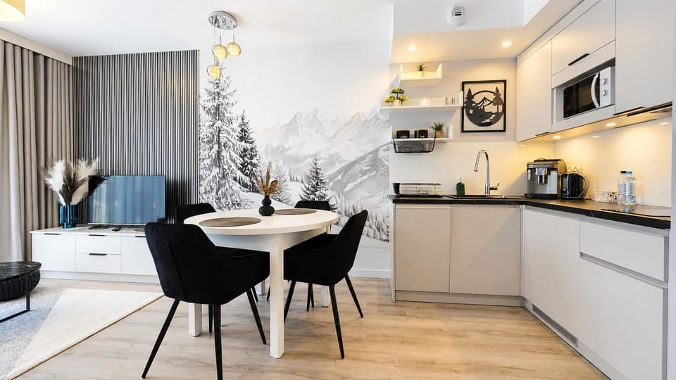 TV and multimedia, Coffee/tea facilities, Kitchen or kitchenette, Living room, Seating area, Dining area, oven, stove