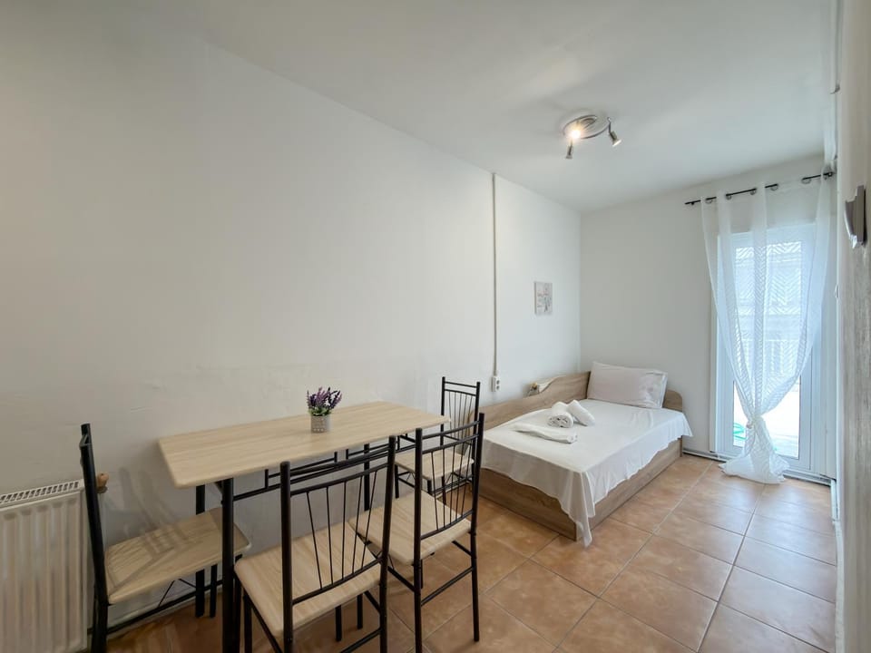 Bed, Dining area, kitchen