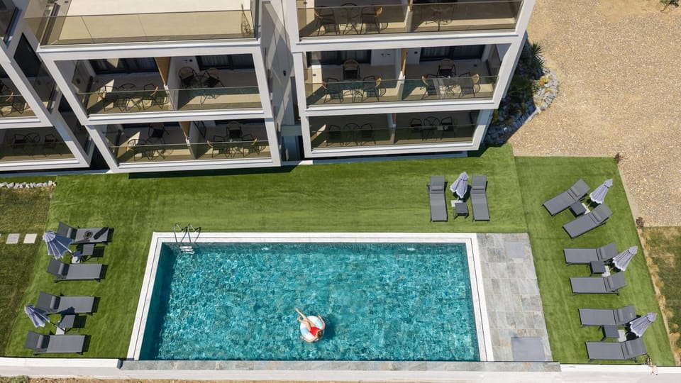 Property building, Bird's eye view, Swimming pool, sunbed