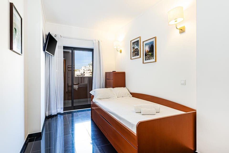 Rocha Tower 7B - Skyline Ocean View Apartment in Portimao