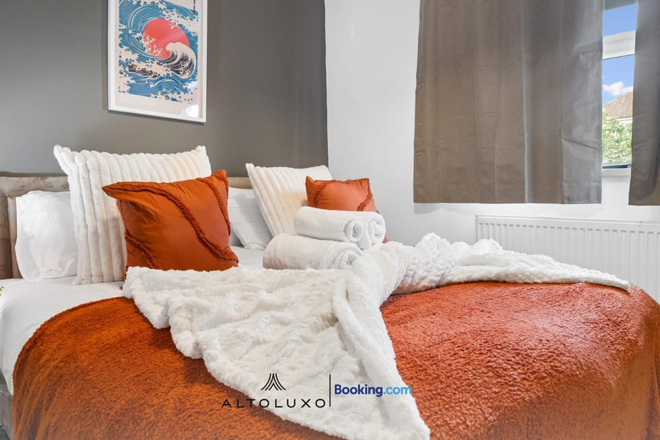 Warm & Stylish Bristol Retreat for Group Stay by AltoLuxo House in Bristol