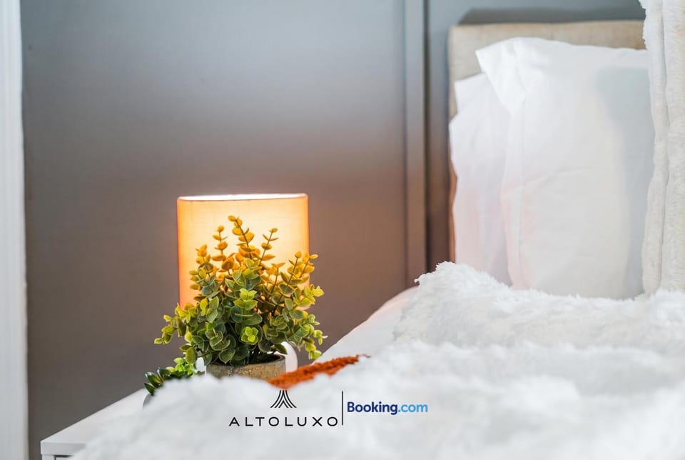 Warm & Stylish Bristol Retreat for Group Stay by AltoLuxo House in Bristol