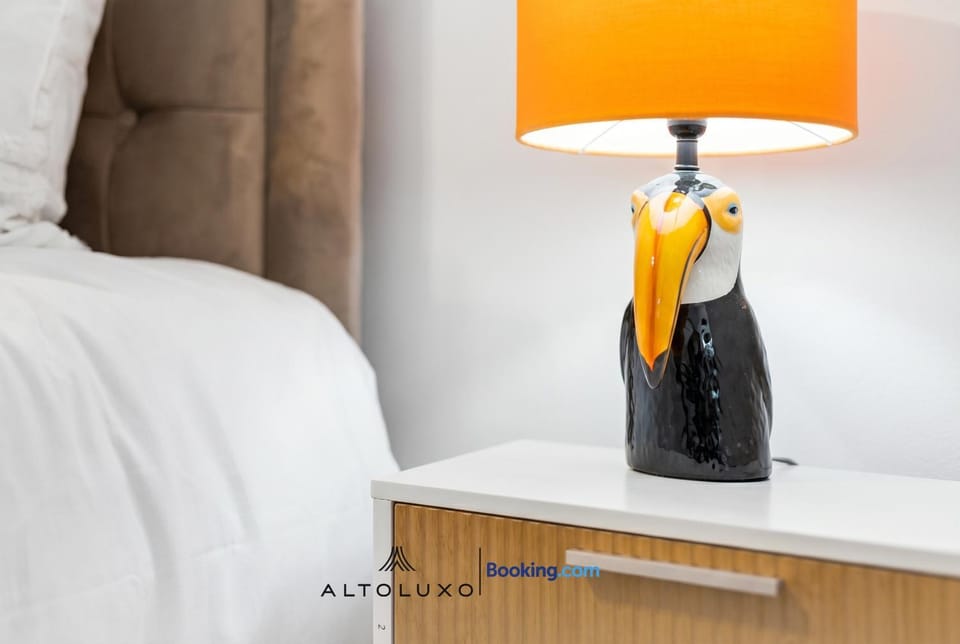 Warm & Stylish Bristol Retreat for Group Stay by AltoLuxo House in Bristol