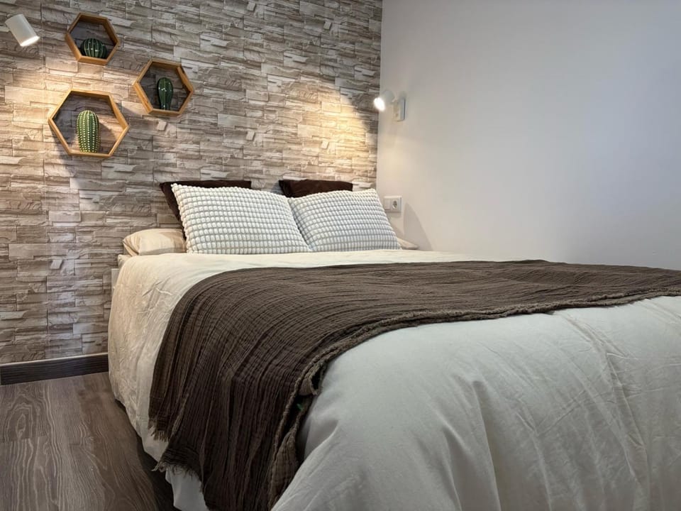 VIS3 - Newly Renovated Apartment with AC and Lift - Central Torremolinos Apartment in Torremolinos